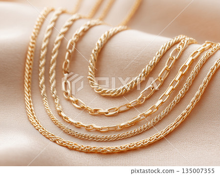 一條奢華項鍊的特寫 135007355