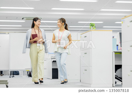 辦公室裡，女人邊走邊聊 135007818