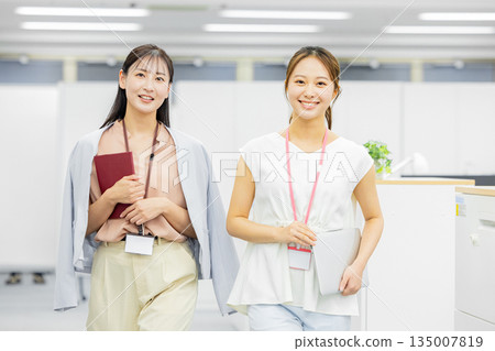 辦公室裡，女人邊走邊聊 135007819