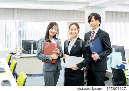 筆記本電腦業務的女人 135007827