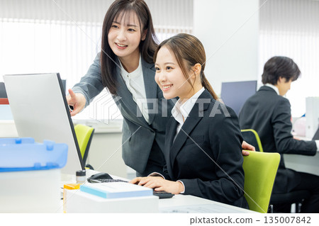 在公司工作的女商人，有老闆也有下屬。 135007842