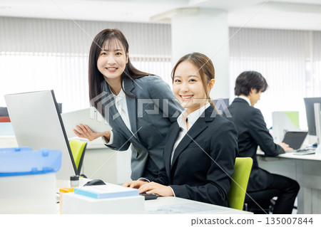 Businesswoman working in a company, boss and subordinate Businesswoman working in a company, boss and subordinate 135007844