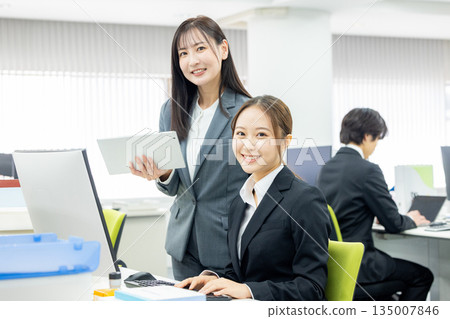 在公司工作的女商人,有老闆也有下屬。 在公司工作的女商人,有老闆也有下屬。 135007846