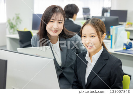 在公司工作的女商人，有老闆也有下屬。 135007848