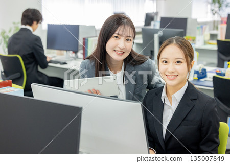 在公司工作的女商人,有老闆也有下屬。 在公司工作的女商人,有老闆也有下屬。 135007849