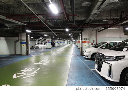城市景觀:公共設施地下停車場內部 城市景觀:公共設施地下停車場內部 135007974