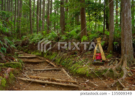 熊野古道和稻草覆蓋的地藏菩薩像 135009349