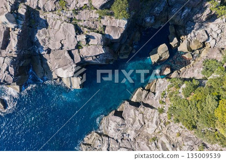 An emerald-colored cove carved into the rocks of Ohai, Mie Prefecture An emerald-colored cove carved into the rocks of Ohai, Mie Prefecture 135009539