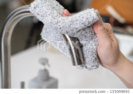 Kitchen sink faucet cleaning, tidy, deep cleaning Kitchen sink faucet cleaning, tidy, deep cleaning 135009691