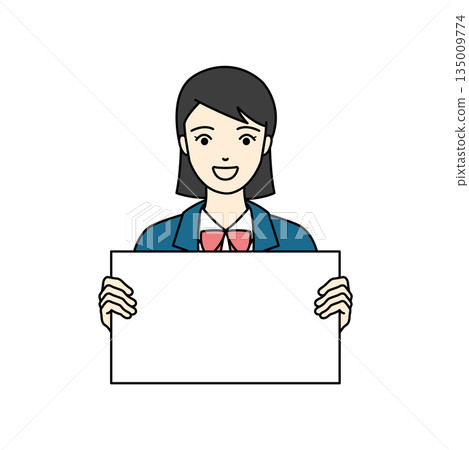 一位微笑的高中女生身穿西裝制服，手持白板，正在指導學生。 135009774