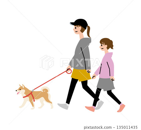 一位家長和她的孩子（年輕的母親和女兒）穿著休閒服裝遛著一隻柴犬。 135011435