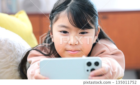 智慧型手機小學生遊戲學習圖片 135011752