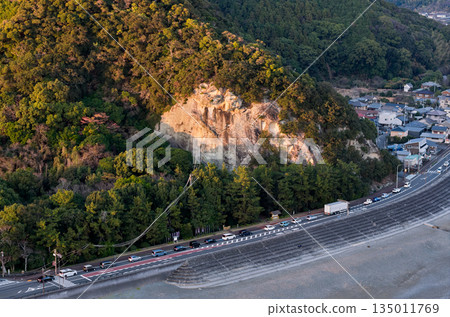 World Heritage Site: The cliffs of Hananoiwa Shrine and the evening view (Kumano, aerial view) World Heritage Site: The cliffs of Hananoiwa Shrine and the evening view (Kumano, aerial view) 135011769