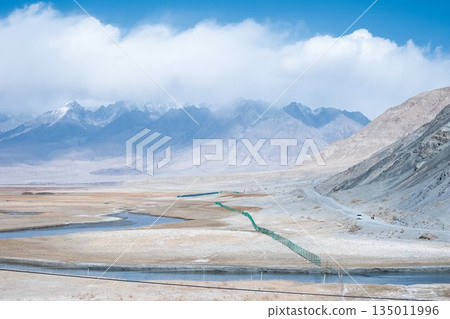 Plains of high mountains (Xinjiang Uyghur Autonomous Region, China) Plains of high mountains (Xinjiang Uyghur Autonomous Region, China) 135011996
