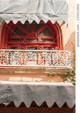 紅色窗戶與燈光的對比（中國新疆維吾爾自治區） 135012002