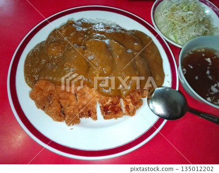 A hearty dish ♪... Local Chinese restaurant's "Pork Cutlet Curry" A hearty dish ♪... Local Chinese restaurant's "Pork Cutlet Curry" 135012202