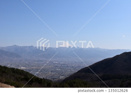 從霍塔拉卡什露營地看到的富士山和甲州盆地 從霍塔拉卡什露營地看到的富士山和甲州盆地 135012626