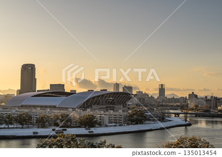 雪後的清晨,從屋頂眺望廣島市。 雪後的清晨,從屋頂眺望廣島市。 135013454