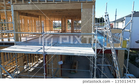 木屋建築工地：新建獨立式房屋的框架結構 135013473