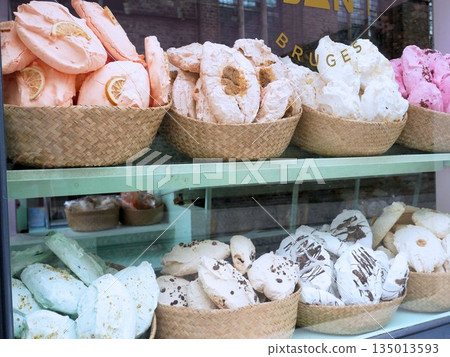 比利時布魯日—一家甜點店櫥窗裡陳列著各式各樣的蛋白霜。 比利時布魯日—一家甜點店櫥窗裡陳列著各式各樣的蛋白霜。 135013593