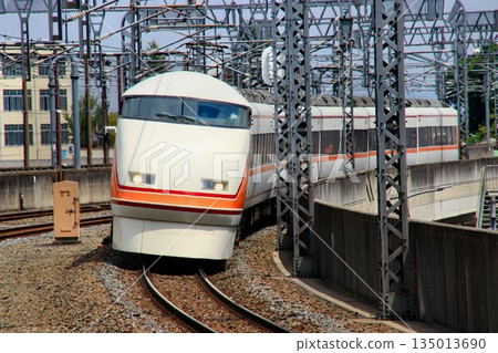 一列開往日光的豪華特快列車…特快列車[Spacia]駛入栃木站 135013690