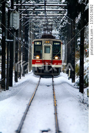 The "6050 Series" train runs smoothly through the snow-covered Kinu Road The "6050 Series" train runs smoothly through the snow-covered Kinu Road 135013692