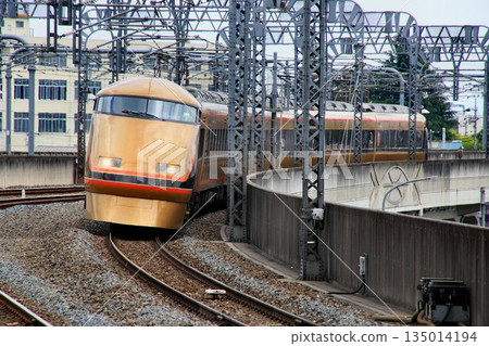 A luxurious express train heading to Nikko... The Nikko Megumi Spacia train entering Tochigi Station 135014194
