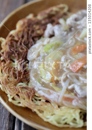 Crispy noodles with thickened sauce made with leftover vegetables 135014208