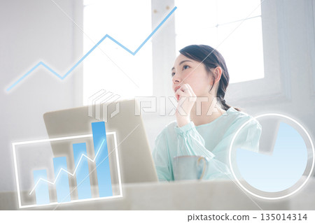 考慮透過NISA或iDeCo進行儲蓄,在日圓疲軟時進行投資;也可以在電腦上管理家庭財務和資產。 考慮透過NISA或iDeCo進行儲蓄,在日圓疲軟時進行投資;也可以在電腦上管理家庭財務和資產。 135014314