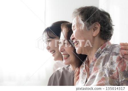 特寫鏡頭展現了三代女性的微笑，她們感受到母親、祖母、孫女以及家庭之間的緊密聯繫。 135014317