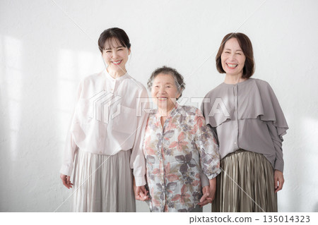 一位三代同堂家庭女性的全身肖像 135014323