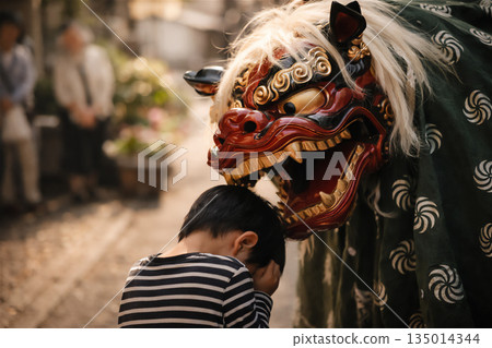 A Bite of Blessing / Lion Dance Connects the Community's Prayers 135014344