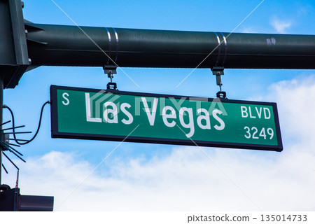 指向拉斯維加斯的標誌 135014733