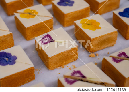 Bite-sized cake Bite-sized cake 135015189