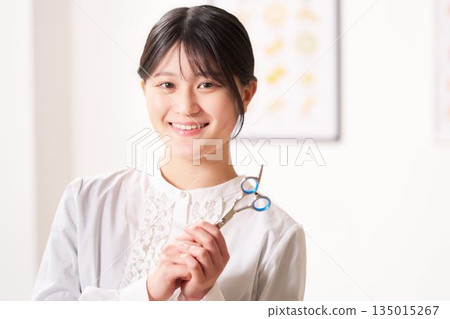 髮型師微笑著看著你 135015267
