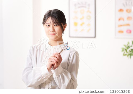 髮型師微笑著看著你 135015268