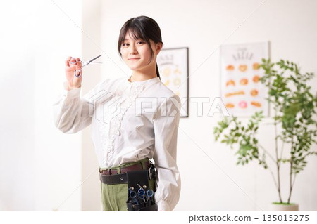 髮型師微笑著看著你 135015275