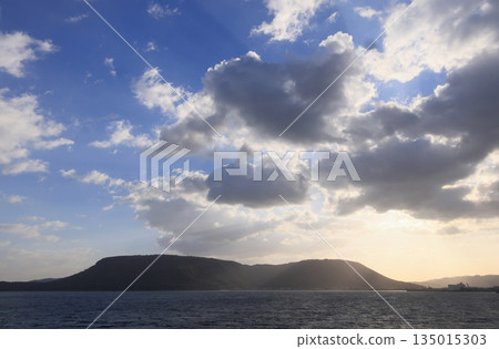 清晨,從高鬆開往戶野莊的船上眺望屋島。 清晨,從高鬆開往戶野莊的船上眺望屋島。 135015303