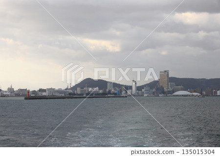 清晨,從8點開往小豆島、往返於東所和高松之間的渡輪上,可以看到高松港和高松市區的景色。 清晨,從8點開往小豆島、往返於東所和高松之間的渡輪上,可以看到高松港和高松市區的景色。 135015304