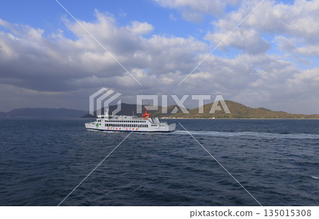 清晨,從小豆島開往女木島海岸附近高松港的渡輪「比山瀨戶號」 清晨,從小豆島開往女木島海岸附近高松港的渡輪「比山瀨戶號」 135015308