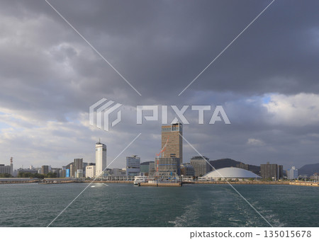 清晨的高松港，從早上 8 點開往小豆島、往返於東之莊和高松之間的渡輪上拍攝（高松文華大酒店正在建設中）。 135015678