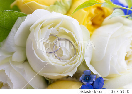 手工戒指和花束 135015928