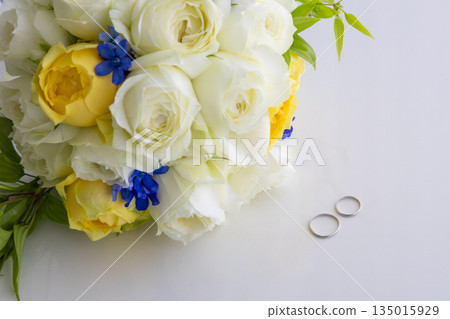 手工戒指和花束 135015929
