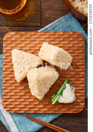 Triangular brown rice balls 135016050