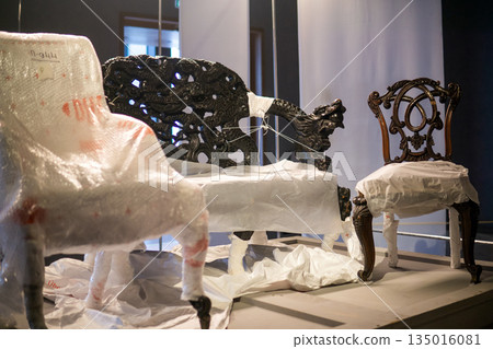 packaging and unpacking of museum exhibits and works of art for transportation, antique furniture 135016081