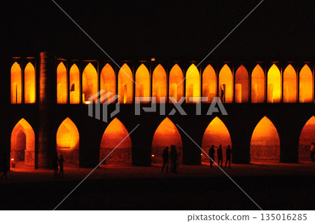 Night view of the 33-arch bridge in Isfahan, Iran 135016285