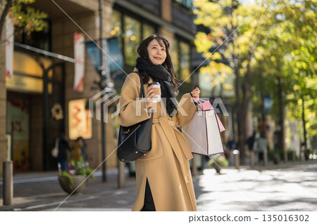 一個女人帶著購物袋 135016302