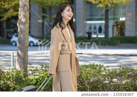 在城市中行走的女人 135016307