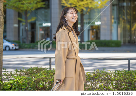 在城市中行走的女人 135016326