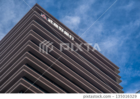 The Musashino Bank Head Office logo and blue sky [Omiya Ward, Saitama City, Saitama Prefecture] 135016329